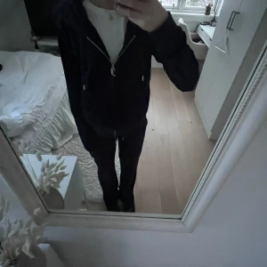 Marinblått juicy couture sätt - Riktigt snyggt sätt från Juicy Couture☺️!! Byxorna är i storlek xxs och tröjan är i s. De är i väldigt bra skick🙏🏼