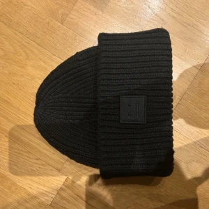 Svart acne mössa - Köptes här på Plick med lappen på, säljer då jag är i behov av pengar💗💗
