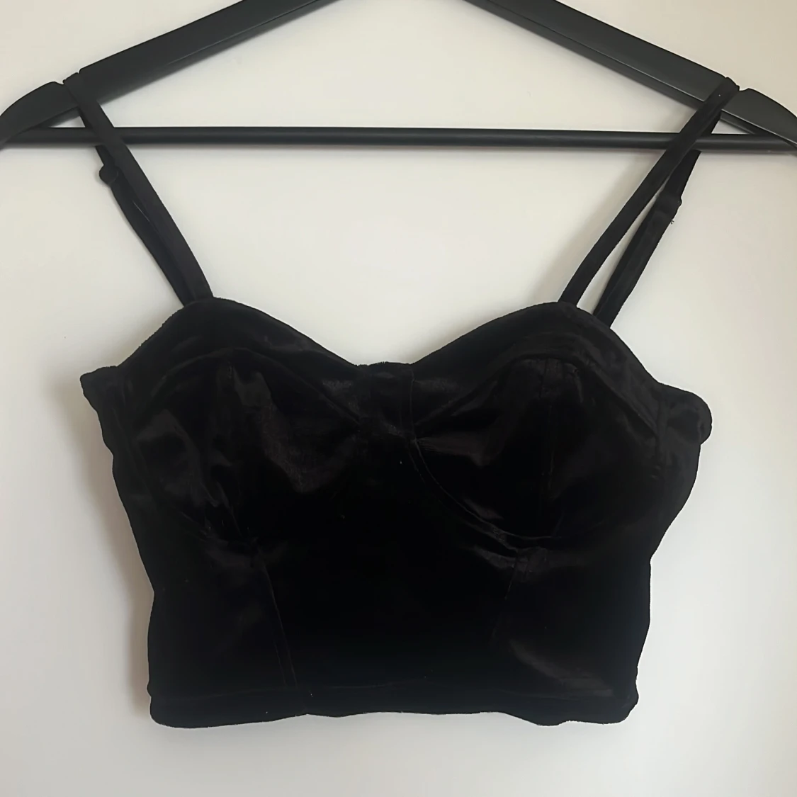 Svart sammetstopp med dubbla axelband