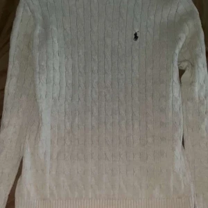 Ralph Lauren Tröja - Vit Ralph Lauren-tröja i storlek M. Klassisk design i helt nytt skick, knappt använd. Perfekt för dig som vill vara stilren 🪩