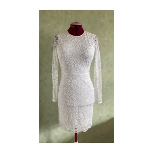 Gina Tricot | Vit Klänning/Studentklänning | Öppen rygg | Stl. L - Vit klänning/studentklänning med öppen rygg från Gina Tricot i stl. L  I mycket bra använt skick!  Ungefärliga mått:  Längd: 86 cm Midja: 88 cm Byst: 96 cm Ärm: 68 cm