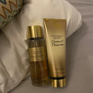 Victoria's Secret Coconut Passion parfym och lotion - Säljer en uppsättning av Victoria's Secret Coconut Passion, inklusive en parfym och en lotion. Båda produkterna har en gyllene färg och doftar av kokos. Perfekt för dig som älskar tropiska dofter. Halva kvar av body lotion och nästan hela misten är kvar