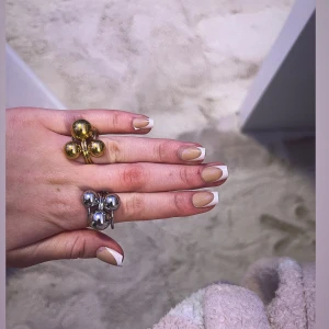 Ringar med kulor  - Säljer justerbara smycken i rostfritt stål , alla är helt nya. Stora ringar 99kr st. Små ringar 89kr st. Halsband 99kr st. Armband 89kr st. Örhängen 89. Vid köp av fler saker får du rabatt ❤️ skriv till mig innan du köper för att vara säker på att smycket inte är sålt!😀