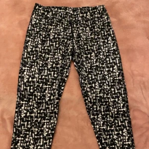 Svartvita mönstrade leggins - Har används några gånger men i bra skick. Står storlek 158/164 men passar nog på XS med korta ben.