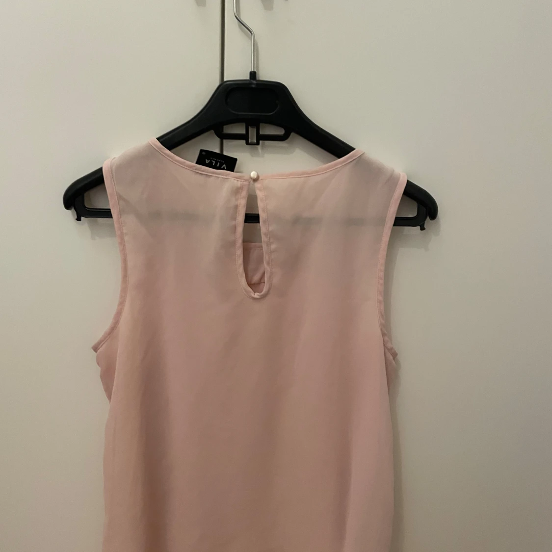 Rosa ärmlös topp med pärldetaljer - 90