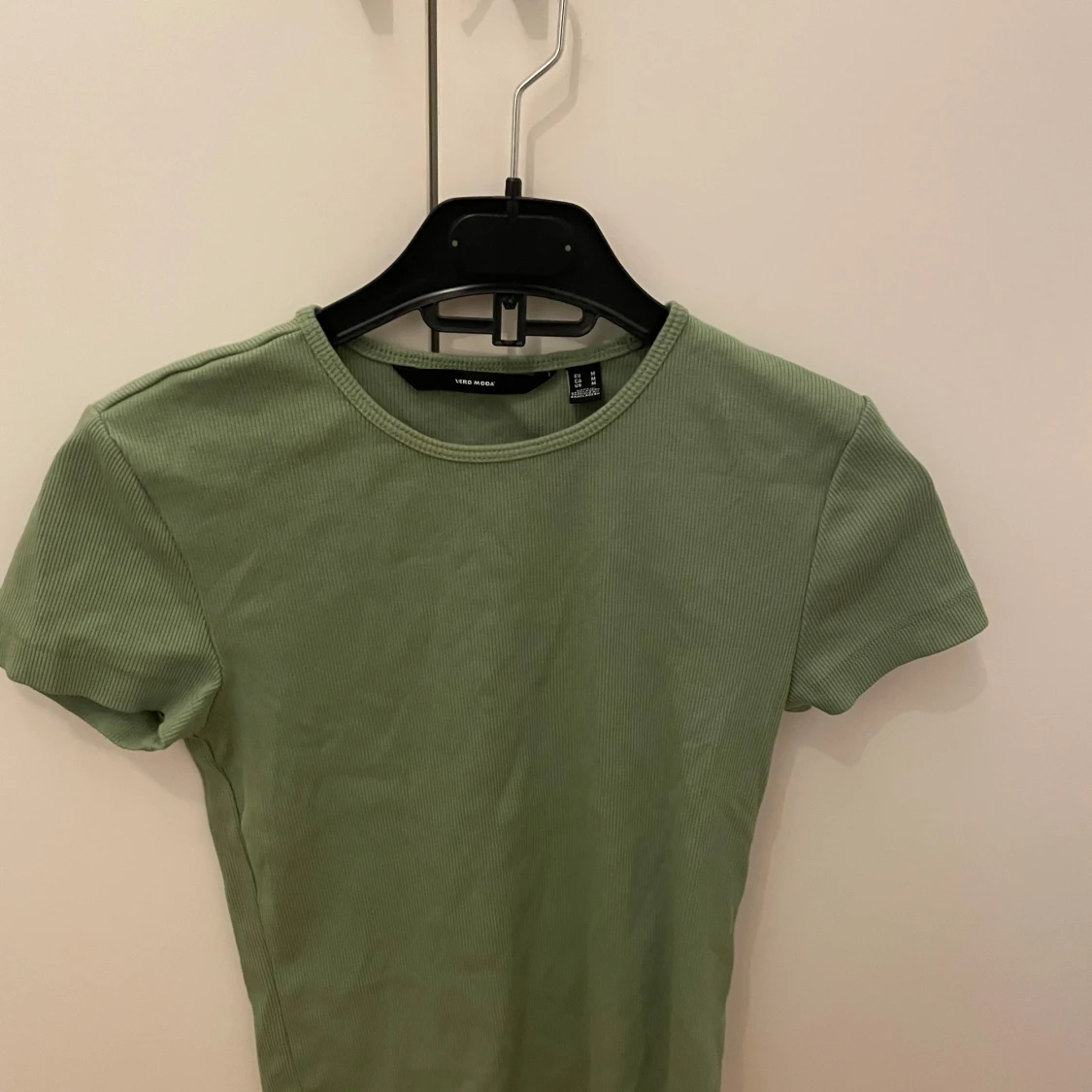 Svart och grön ribbad topp från vero Moda  - 90