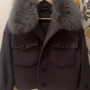 Grå Meotine Jacka - Säljer min jättesnygga jacka från Meotine i grå! Pälskrage runt halsen , jackan är i mycket fint skick!! Skriv vid frågor och funderingar. Storlek S/M🥰🥰🥰