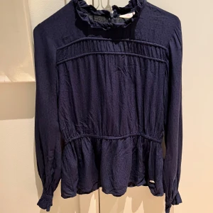 Fin dobberblus med volanger - Jättefin blus som är använd ett fåtal gånger. 100% viskos