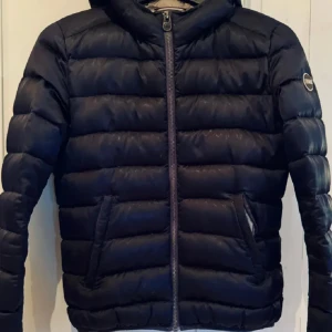 Marinblå Colmar jacka  - jättesnygg marinblå colmar jacka, dragkedjorna på sidorna är tyvärr trasiga därav priset. Men går nog enkelt att laga. Förutom det så är den i väldigt bra begangnat skick, Hör av er vid frågor eller liknande 🩷😊