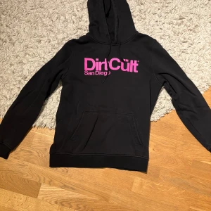 Dirtcult hoodie - Svart dirtcult hoodie med rosa tryck