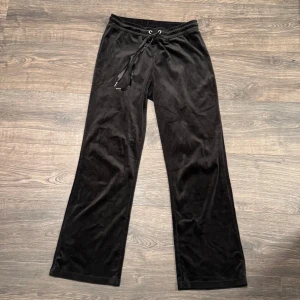 Gina Tricot Cecilia Velour svarta mjukisbyxor - Svarta Cecilia Velour mjukisbyxor från Gina Tricot. Storlek M, lite korta på mig som är ~173