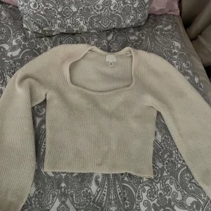 Långärmad, stickad topp - Jättesöt stickad topp från H&M. Inga hål eller fläckar men aningen nopprig. 