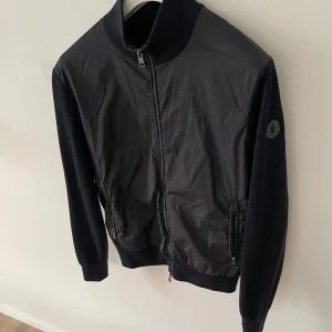 Moncler cardigan  - Svart Moncler cardigan, storlek L passar M. Riktigt fräsch modell med svart Moncler logga. Vid flera frågor är det bara att skriva🤝
