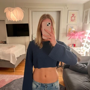Mörkblå croppad tröja från Zara - Säljer en mörkblå croppad tröja från Zara med långa ärmar och dekorativa knappar på axeln. Skriv för fler bilder☺️