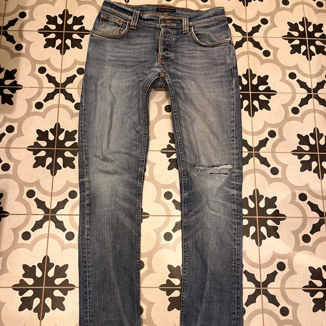 Nudie jeans blåa med slitningar 