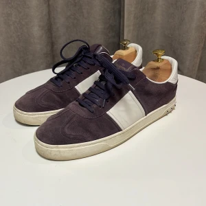 Valentino Flycrews  - Ett par otroligt goa och sällsynta valentino flycrews i en lila färg | Skorna håller ett fint skick | Strl 43 |