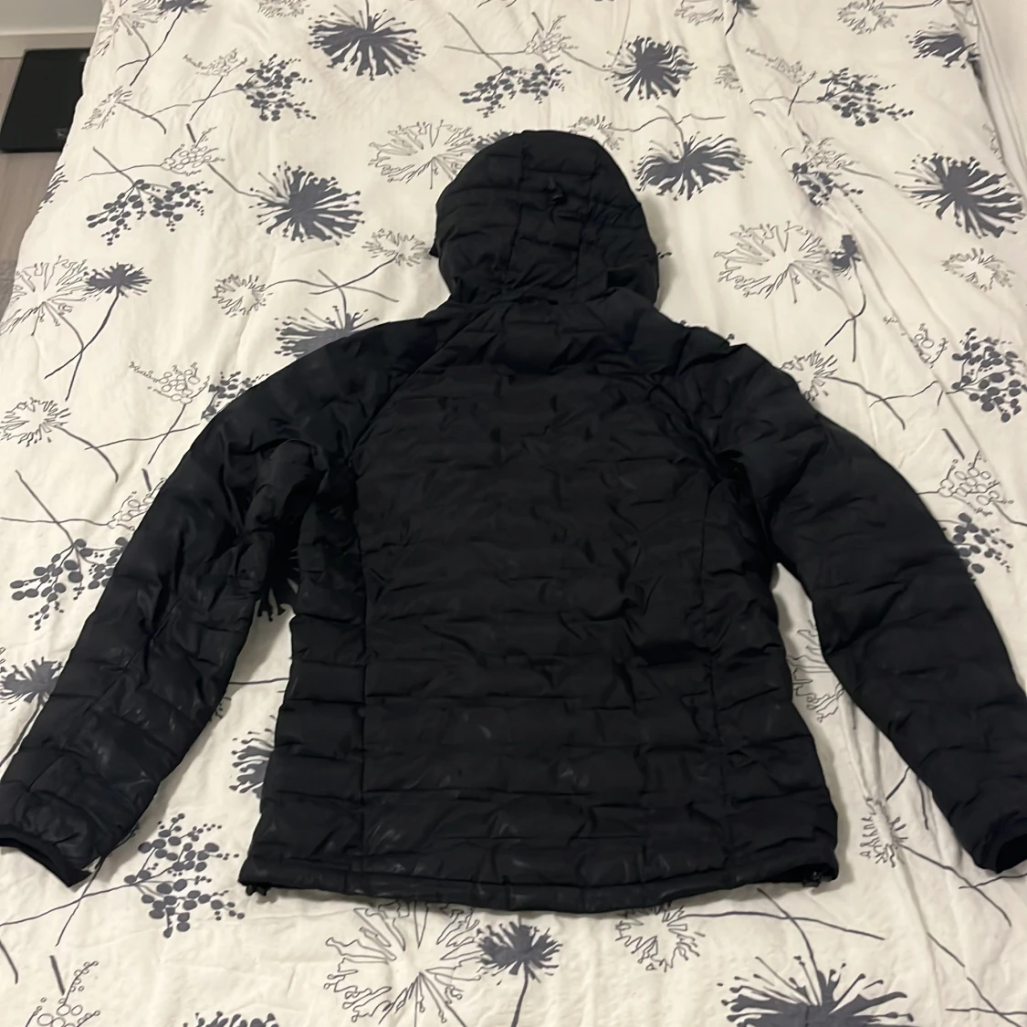 Svart dunjacka från Peak Performance - 90