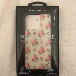 Blommigt iPhone 13 Pro skal från Wildflower -  iPhone 13 Pro skal från Wildflower Cases. 