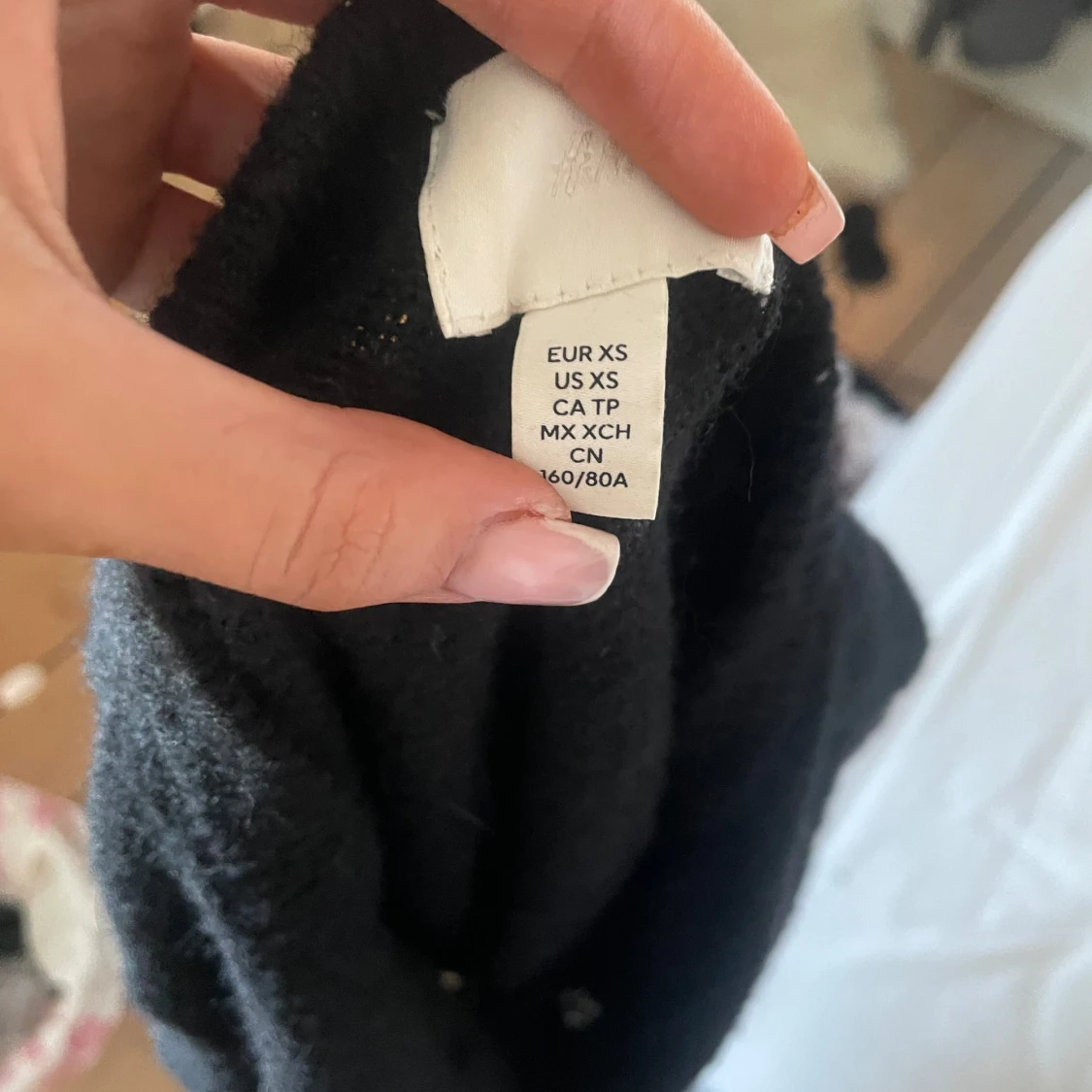 Svart kortärmad kofta med knappar - 2