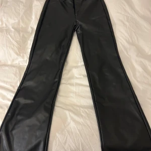 Skinnbyxor från Calzedonia - Snygga skinnbyxor från Calzedonia säljer pga dom inte kommer till användning längre