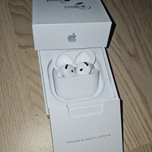 Bluetooth Hörlurar  - Fjärde generationen / gen 4 i super fint skick. Kommer med alla tillbehör. Nypris 1900kr. 100% nöjd garanti! Ni kan alltid returnera om ni inte skulle vara nöjda, oavsett anledning. Kolla gärna mina recensioner.