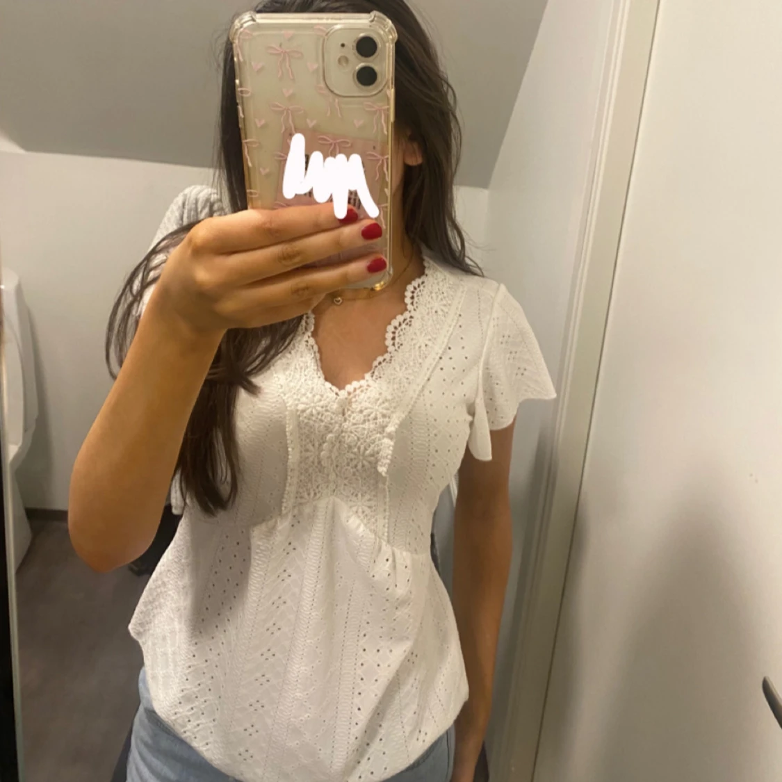 Vit blus med spetsdetaljer