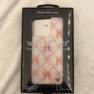 Iphone 13 pro mobilskal från Wildflower Cases - I väldig gott skick! 