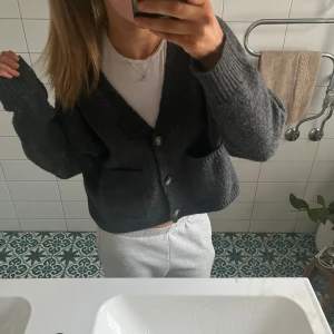 Mörkgrå kofta💕 - jätte fin mörkgrå kofta!💓 lite nopprig därav priset men fortfarande jätte fin!💕🌸.           nypris 600kr!