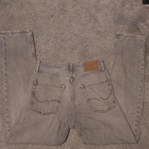 Grå jeans från Jack & Jones - Snygga grå jeans från Jack & Jones i modellen Loose/Chris. Storlek W28 L32. Skick 8/10