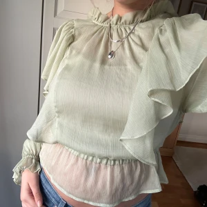 Grön blus - Säljer denna vackra blus i ett perfekt skick! Helt underbar fin till vår och sommar!