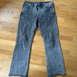 Hope Rush - Säljer ett par grå jeans från Hope i modellen Rush Jeans. De har en rak passform med råa kanter vid bensluten för en cool look. Perfekta för dig som gillar en avslappnad stil.