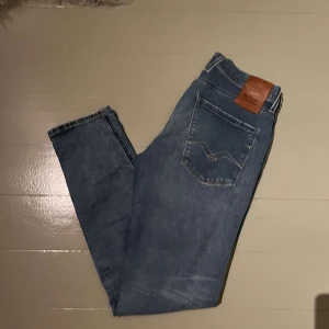 Replay Jeans - Säljer ett par sjukt feta replay jeans i nyskick, enbart använda ett par gånger. INGA defekter. Skriv vid minsta fundering och gärna efter fler bilder.