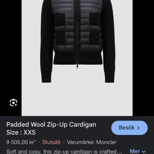 Svart vadderad ullkofta från Moncler - Snygg svart vadderad kofta från Moncler med dragkedja framtill. Den har långa ärmar och en stilren design med quiltade detaljer på framsidan. Perfekt för kyligare dagar.