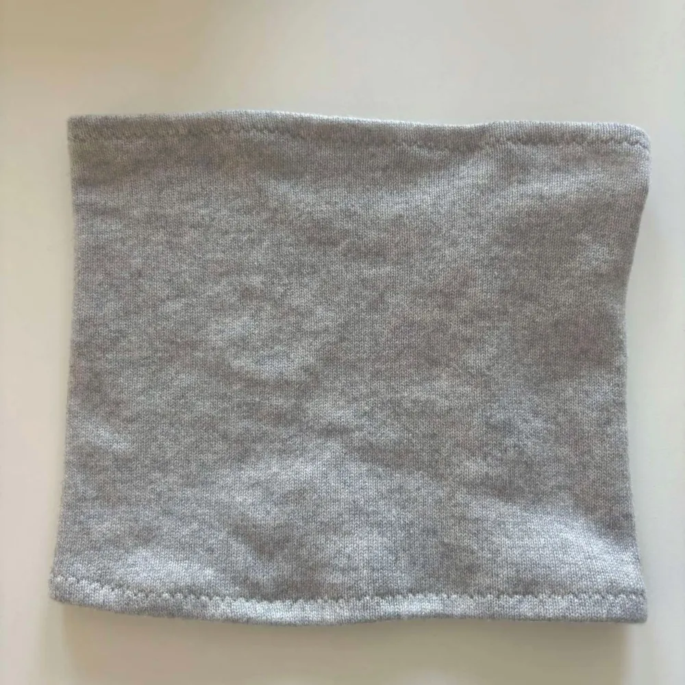 🩶 Ljusgrå buff 🩶 100% kashmir, perfekt inför sportlovet och afterskin!! 🎿🩷🏔️. Muu.