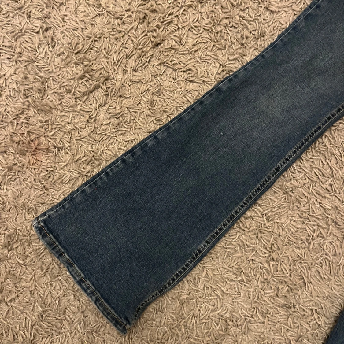 Blå bootcut jeans från Gina Tricot - 1