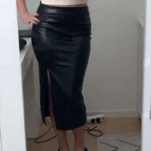 Svart skinnkjol med slits - Storlek S använd en gång mycket fint skick ❤️ Perfekt till fester!!