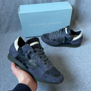 Philippe Model sneakers  - Säljer ett par Philippe Model sneakers som är i storlek 40 men sitter större! Bara skorna medkommer vid köp! Hör gärna av dig om du har frågor! 