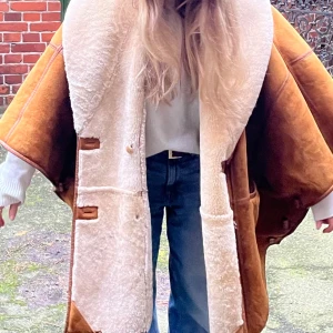 Max Mara jacka i mocka - Säljer en snygg brun mocka poncho/jacka med mjuk päls på insidan. Ponchon har en oversized passform och stängs med knappar framtill. Perfekt för kyliga höst- och vinterdagar. 