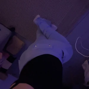 Ljusblå mjukisbyxor med snörning - Snygga ljusblå mjukisbyxor med snörning i midjan.Byxorna har praktiska fickor och en bekväm passform.