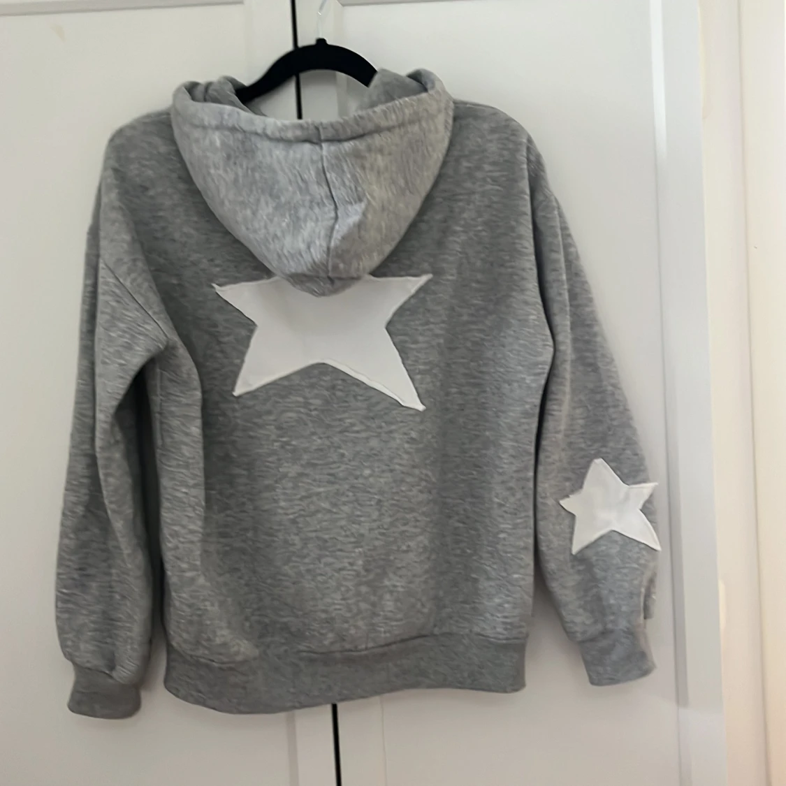 Grå hoodie med stjärndetaljer från Gina Tricot - 1