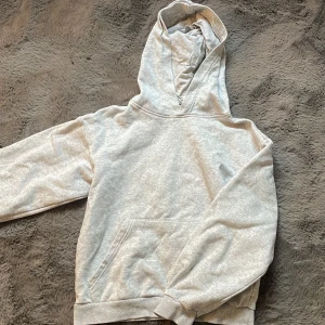 Grå hoodie från H&M - Säljer en bekväm grå hoodie från H&M i storlek 134/140. Säljer då den är för liten. 