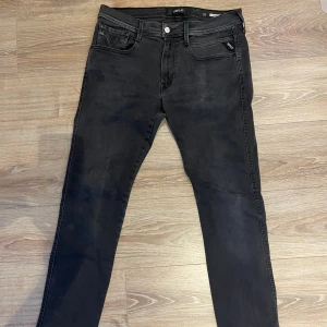 Replay anbass jeans svarta - Snygga svarta jeans från Replay. Inga hål eller skador. Modell anbass hyperflex och är i storleken 33:34. Priset kan diskuteras.