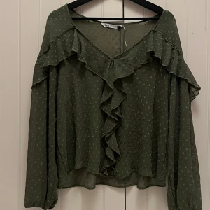 Zara blus - En grön blus från Zara i storlek L💘 köpte på Sellpy men säljer den för att den inte passade på mig! Jättefin och passar till allt! Skriv gärna om du har frågor!💞