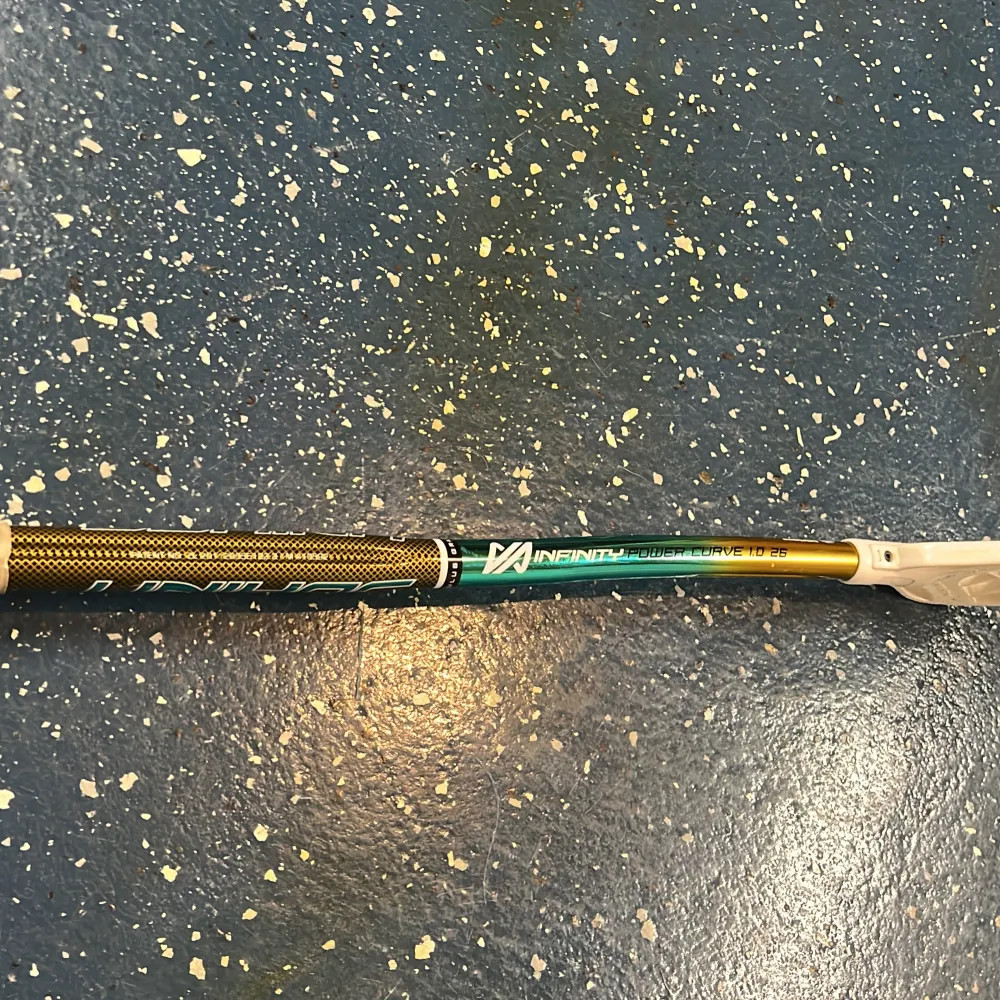 Lätt innebandy klubba. Unihoc. Leftare, bra starter klubba.längd är ca 105cm . Muu.