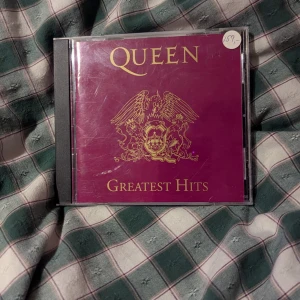 Queen - Greatest Hits CD - Säljer en CD med Queen's Greatest Hits. Med ett annorlunda omslag