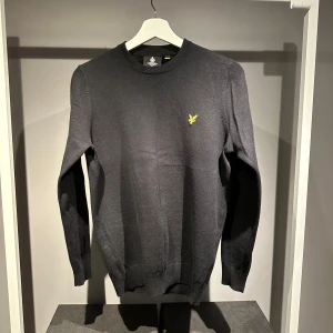 Svart tröja från Lyle & Scott - Säljer en snygg fin stickad tröja från Lyle & Scott. Den är i skick 9/10. Hör av er om ni har några frågor!