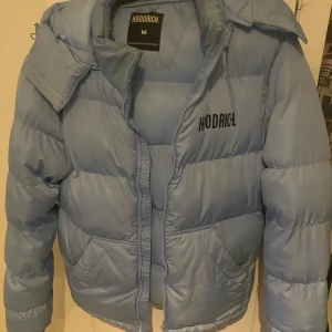 Ljusblå vinterjacka från Hoodrich - Säljer en ljusblå Hoodrich jacka, inte jätte använd men ändå använd ett fåtal gånger 