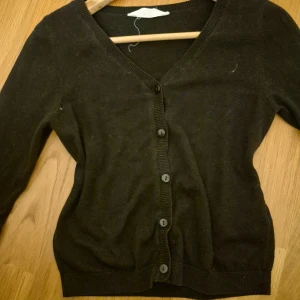 Svart kofta - Snygg kofta från HM,den passar perfekt till både vardag och fest och den ger en väldigt clean look