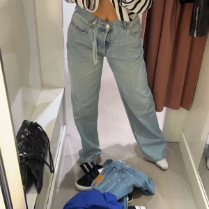 Ljusblå jeans från Gina Tricot  - Snygga ljusblå jeans från Gina Tricot. Jag säljer de då de inte kommer till användning. Mycket bra skick! Kontakta mig för fler bilder eller vid eventuella frågor!🫶🏻