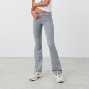 Grå bootcut yoga pants - Snygga grå leggings med bootcut-stil. Perfekta för en avslappnad look eller träning. Tillverkade i ett mjukt och stretchigt material för bästa komfort.